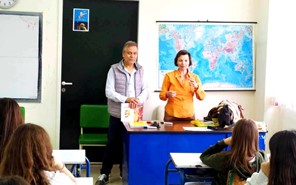 Η Ζαφειρία Κοτζαμάνογλου και ο Αργύρης Γιουρούκης σε Δράση Φιλαναγνωσίας, στο 8ο Γυμνάσιο Λάρισας